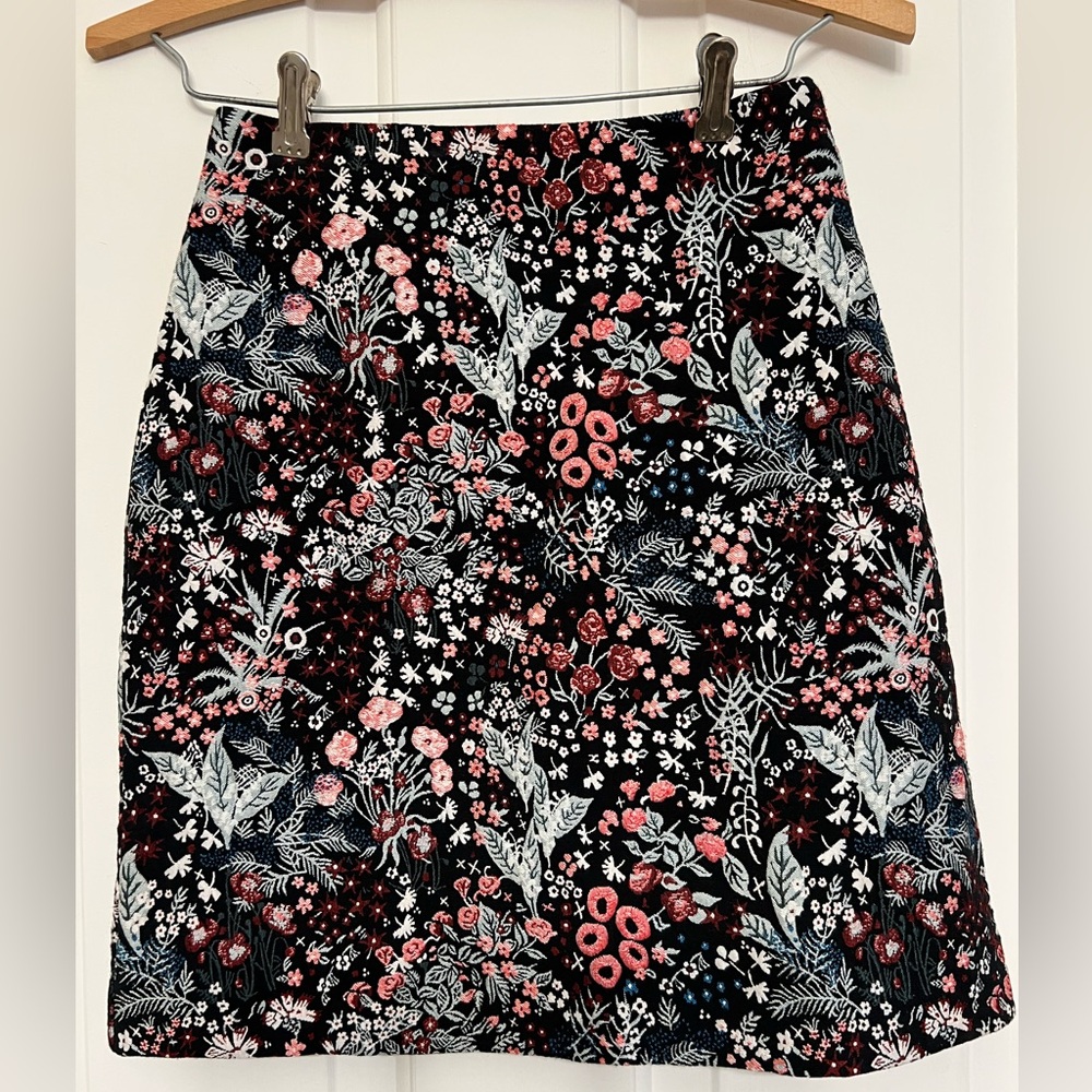 H&M BLACK FLORAL MINI‎ SKIRT W/AN EMBROIDERED FEEL ( not actually embroidered)